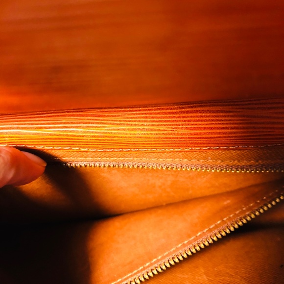 LV clutch in Epi Leather sold ❌luxonlinecanadafbpage - Picture 7 of 13